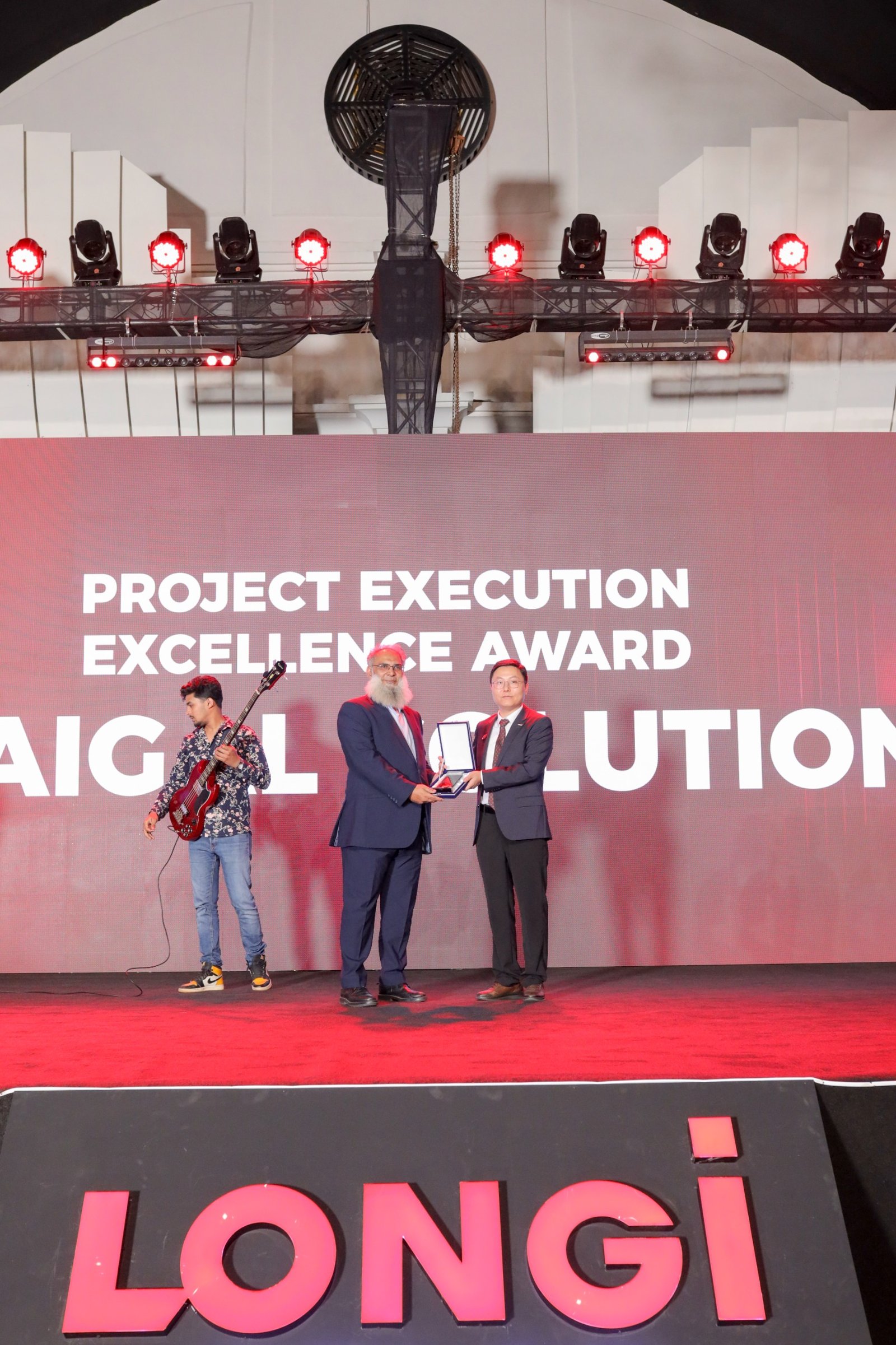 Saigal Solar receiving LONGi Project Execution Excellence Award 2025